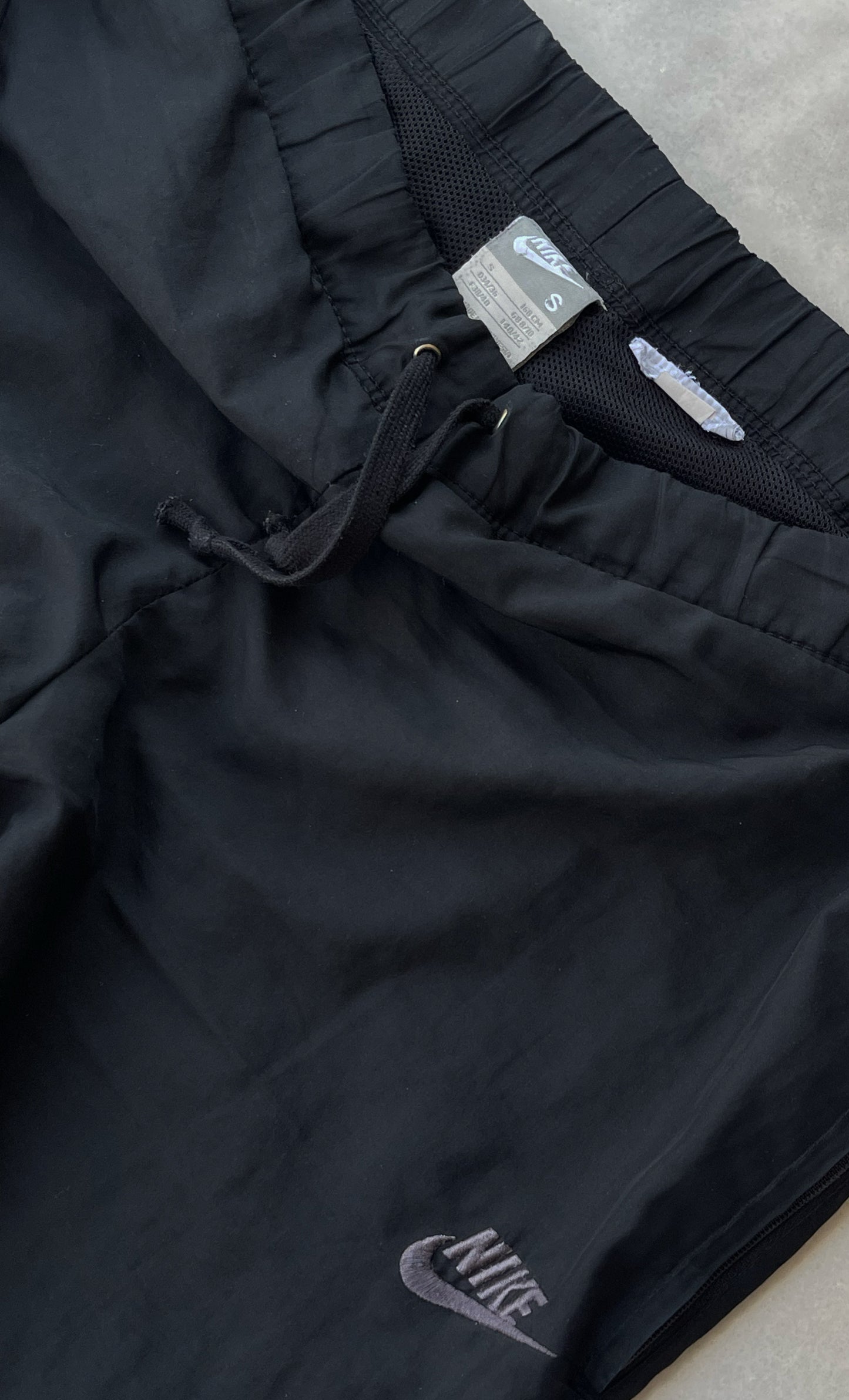 NIKE 2000s BLACK NYLON TRACKPANTS