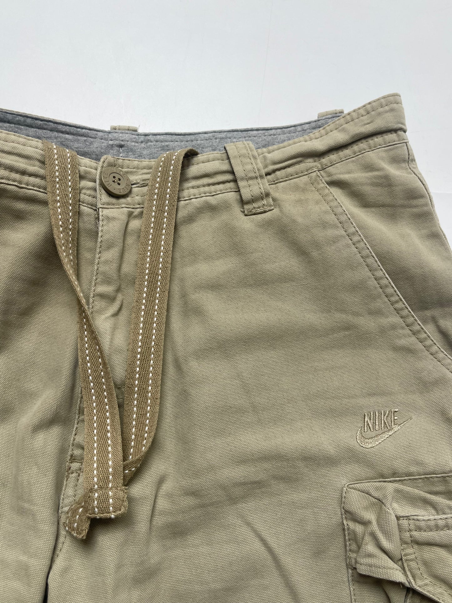 NIKE LATE 2000s BEIGE CARGO BERMUDA PANTS