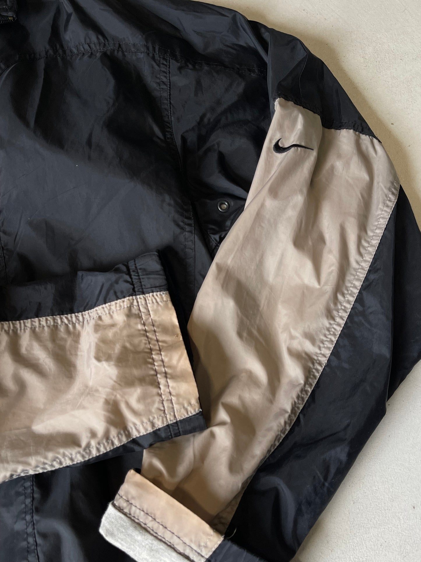 NIKE 00s RETRO BLACK WINDBREAKER (with beige/grey details)