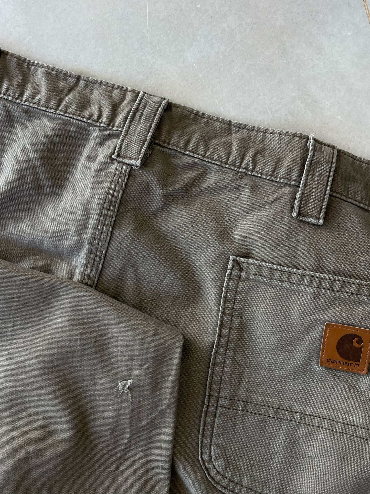 CARHARTT BEIGE THRASHED CARPENTER PANTS