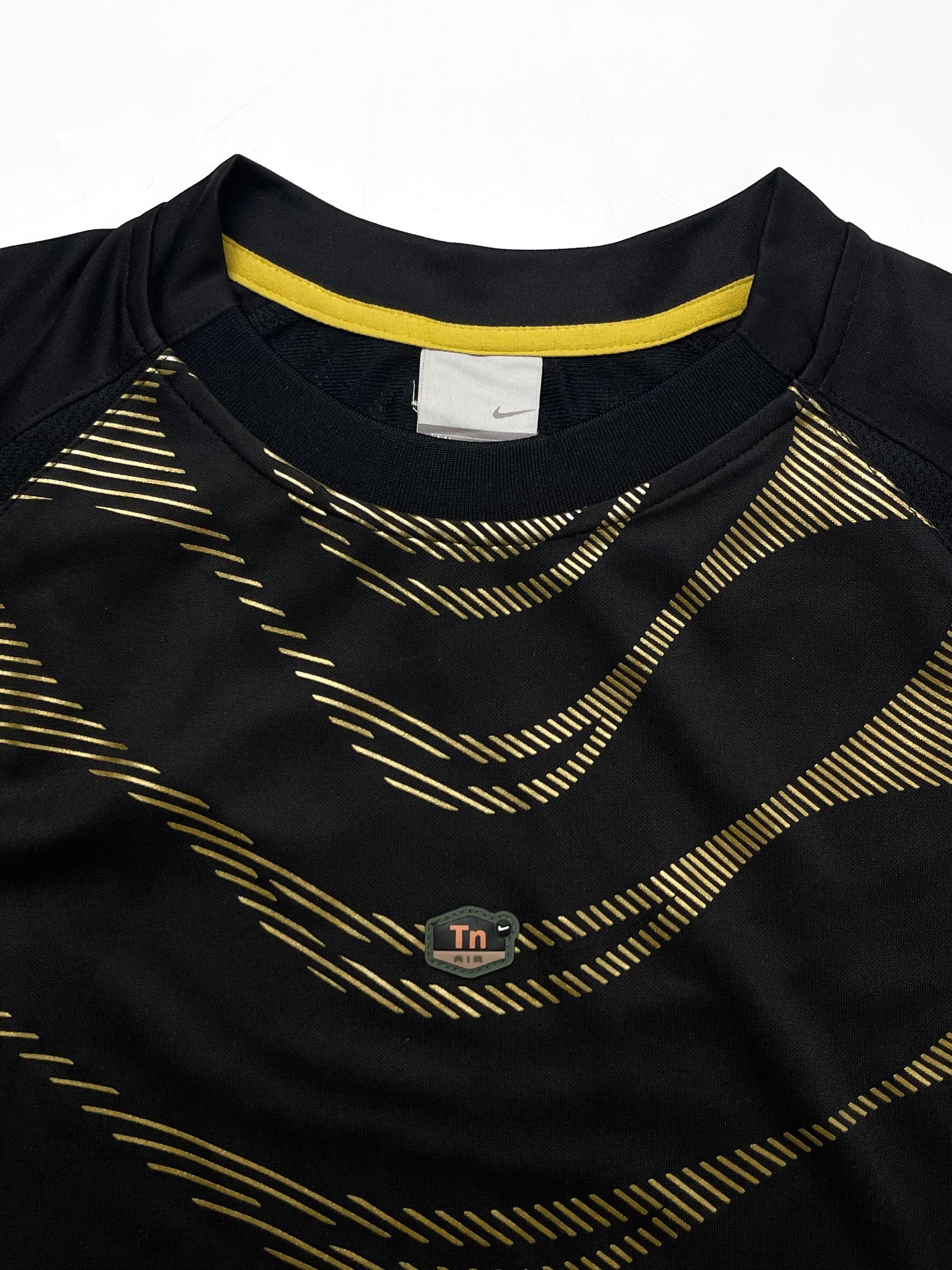NIKE TN AIR 2000s BLACK AND GOLD VEIN T-SHIRT