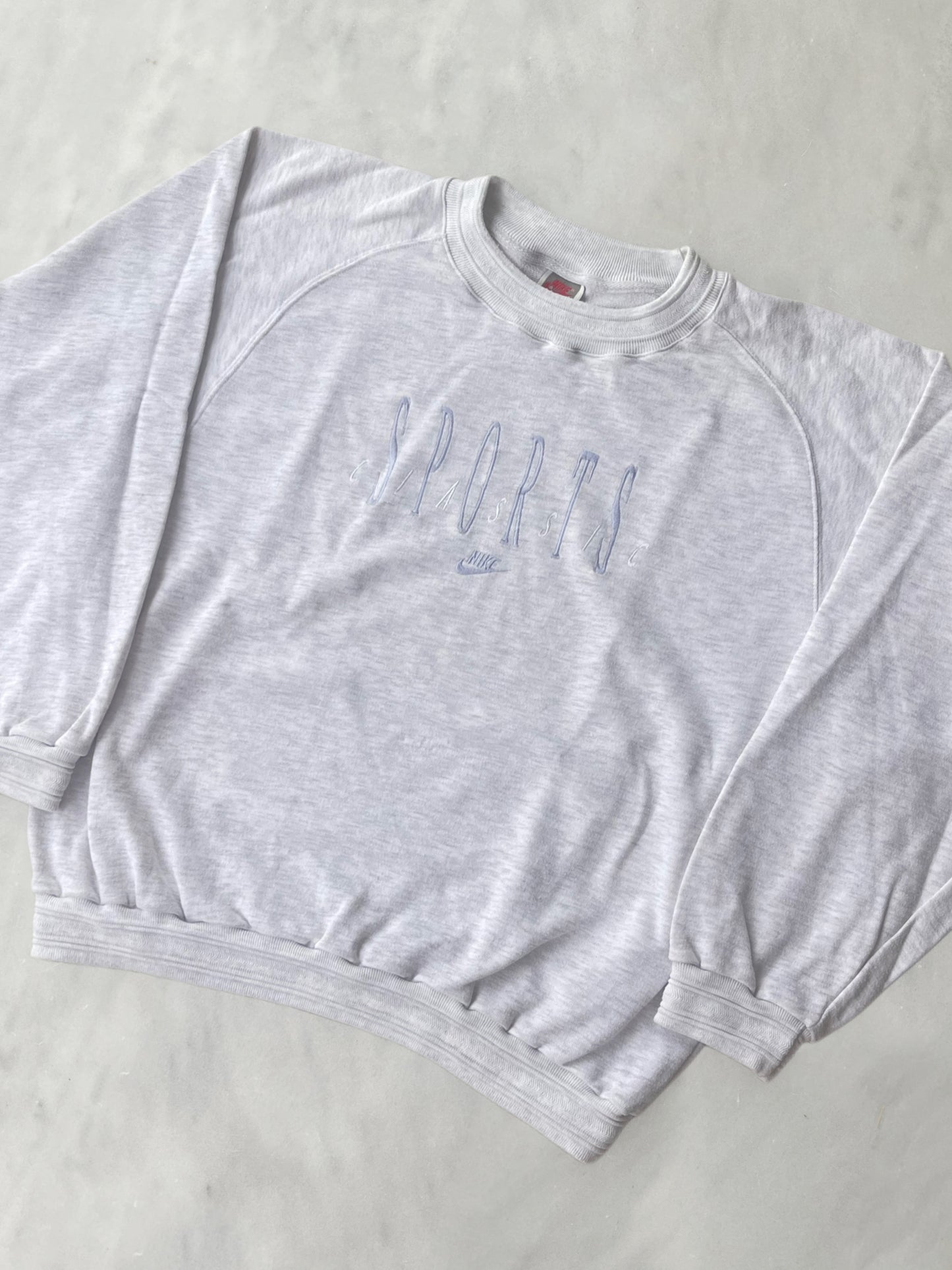 NIKE 1990s LIGHT GREY EMBROIDERED “SPORTS” VINTAGE CREWNECK SWEATSHIRT