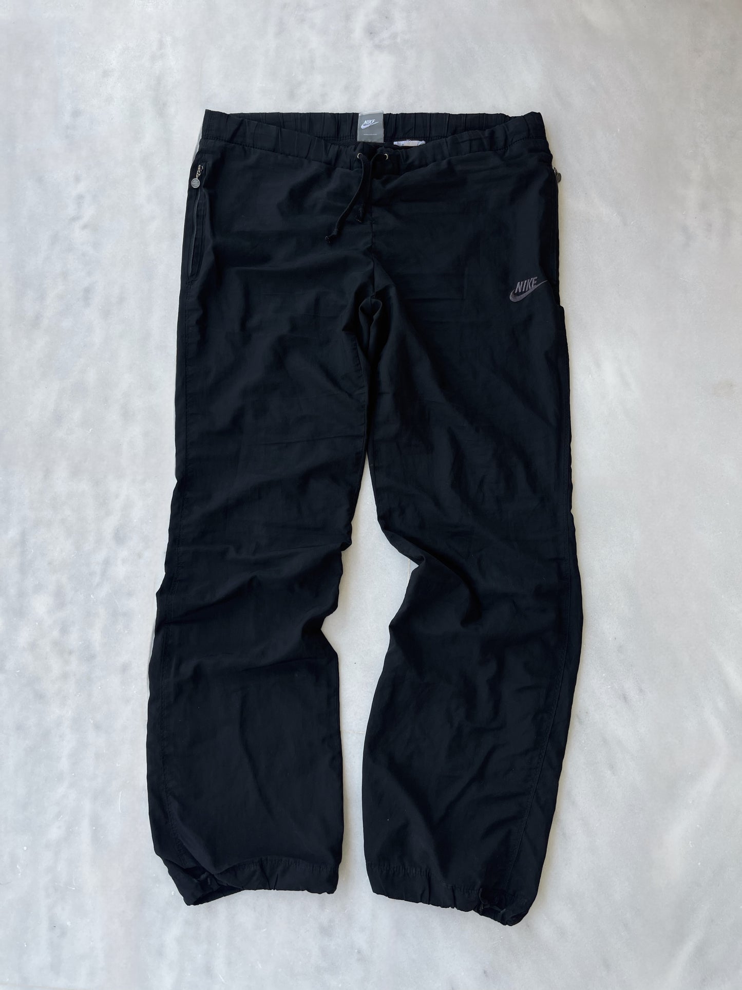 NIKE 2000s BLACK NYLON TRACKPANTS