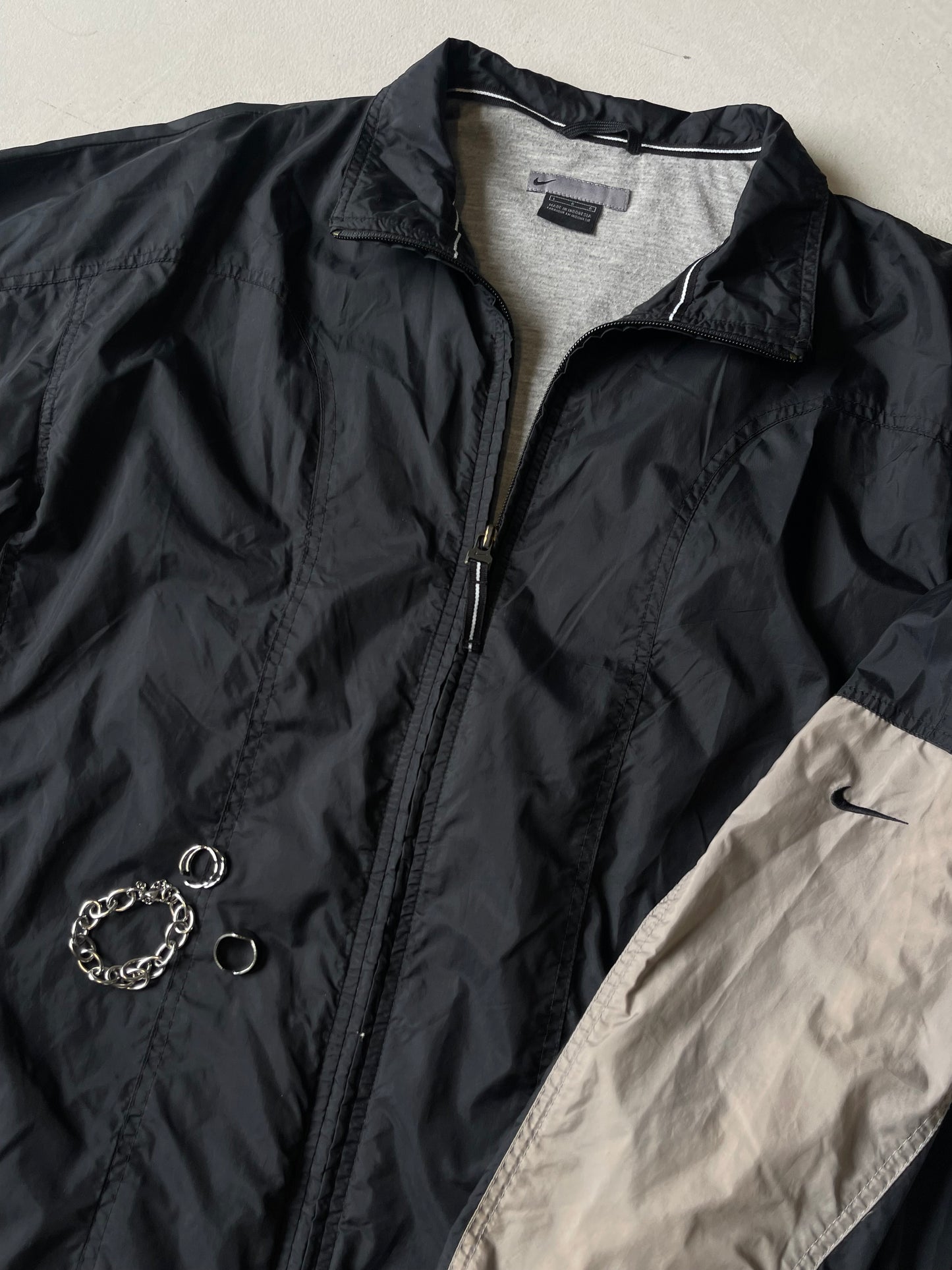 NIKE 00s RETRO BLACK WINDBREAKER (with beige/grey details)