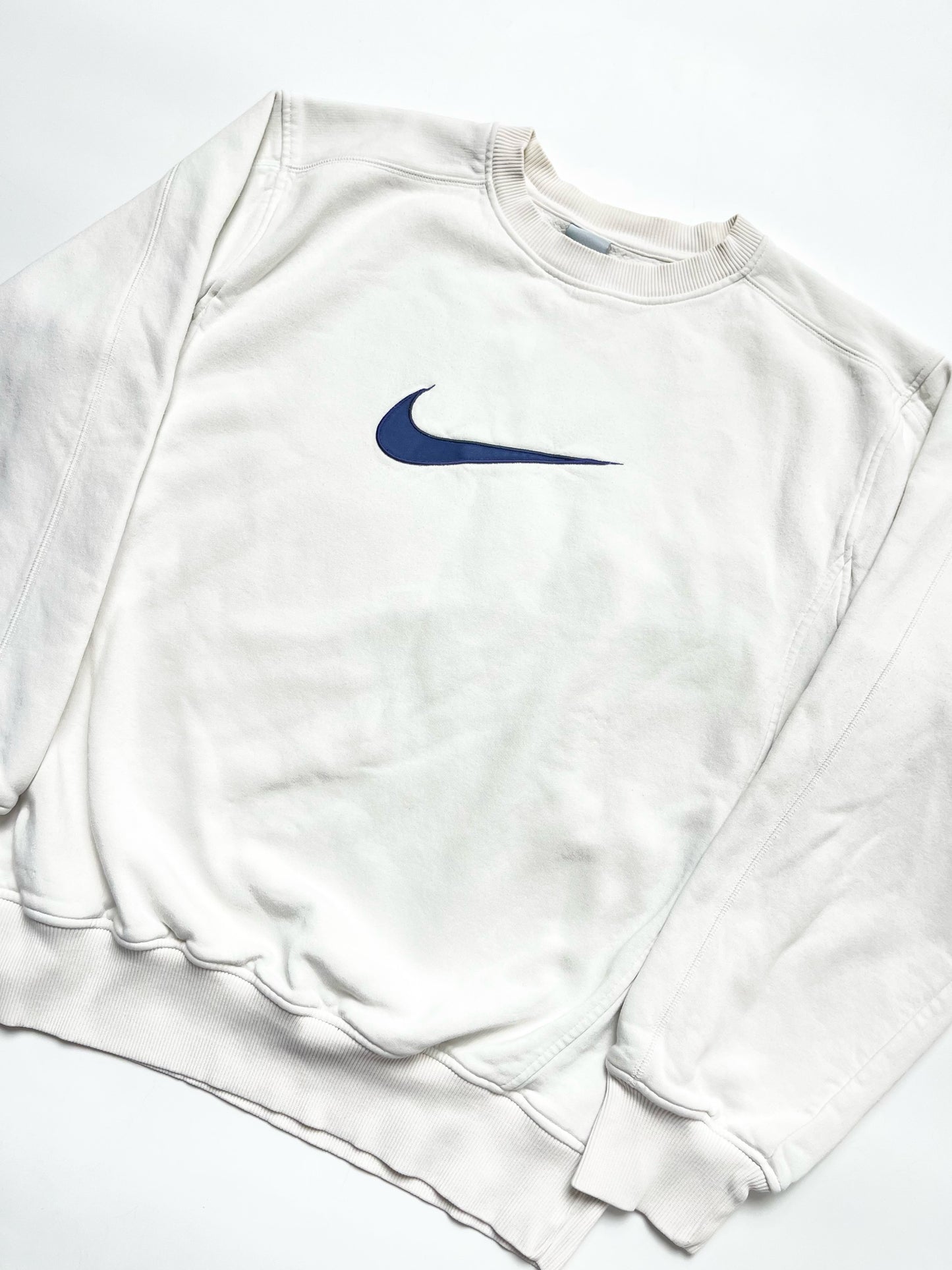 NIKE EARLY 2000s CENTER SWOOSH WHITE CREWNECK SWEATSHIRT