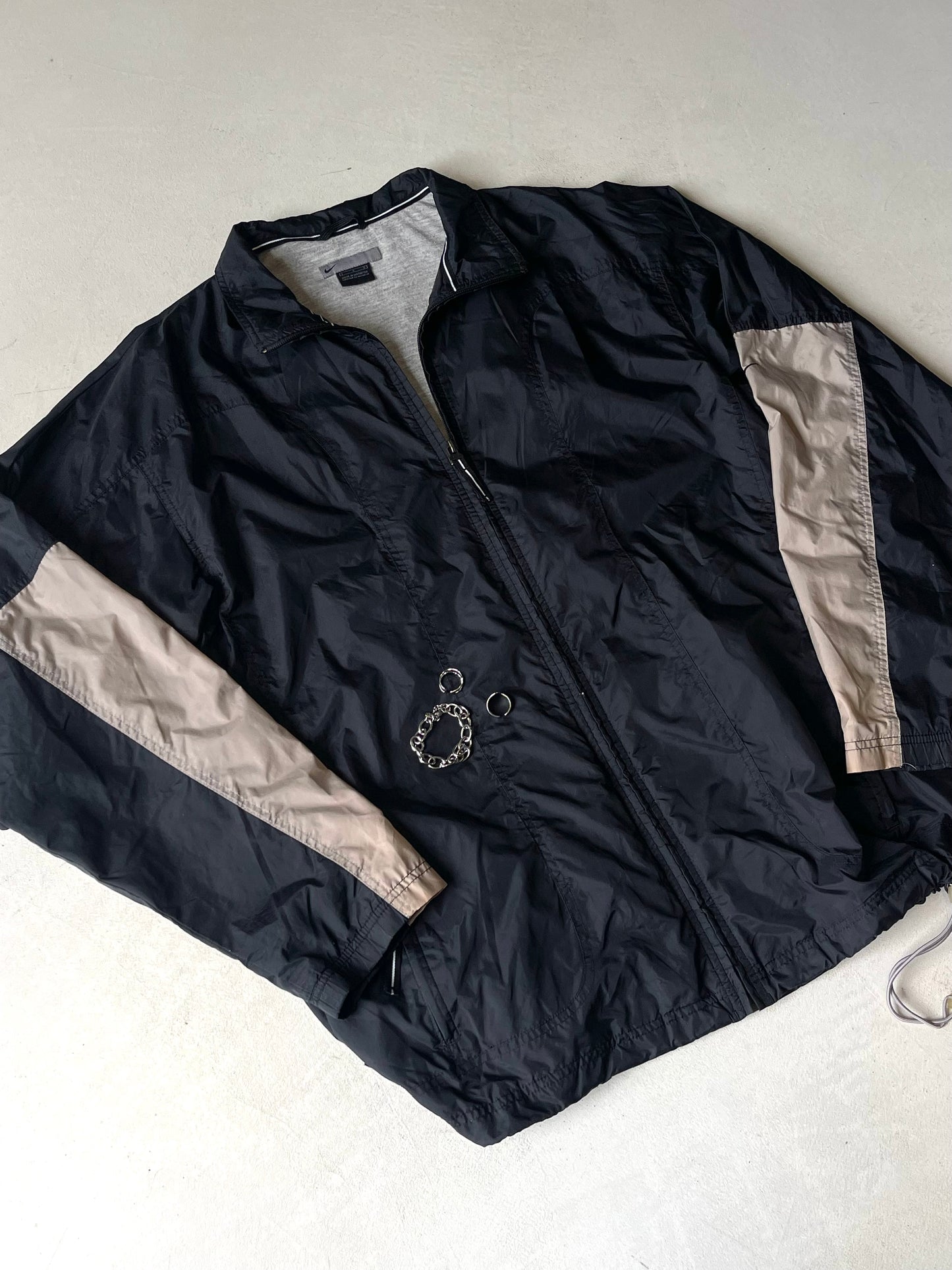 NIKE 00s RETRO BLACK WINDBREAKER (with beige/grey details)