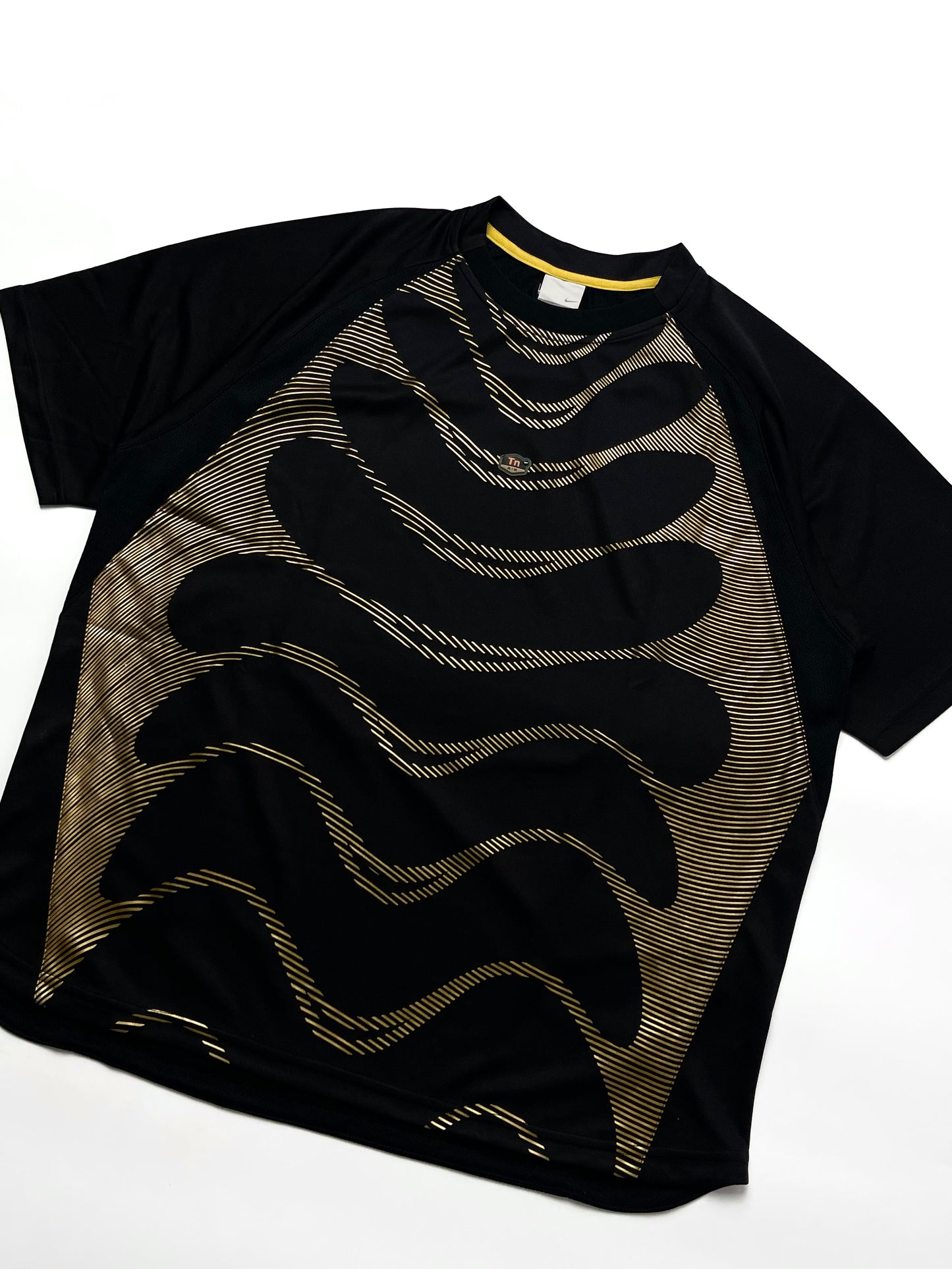 NIKE TN AIR 2000s BLACK AND GOLD VEIN T-SHIRT
