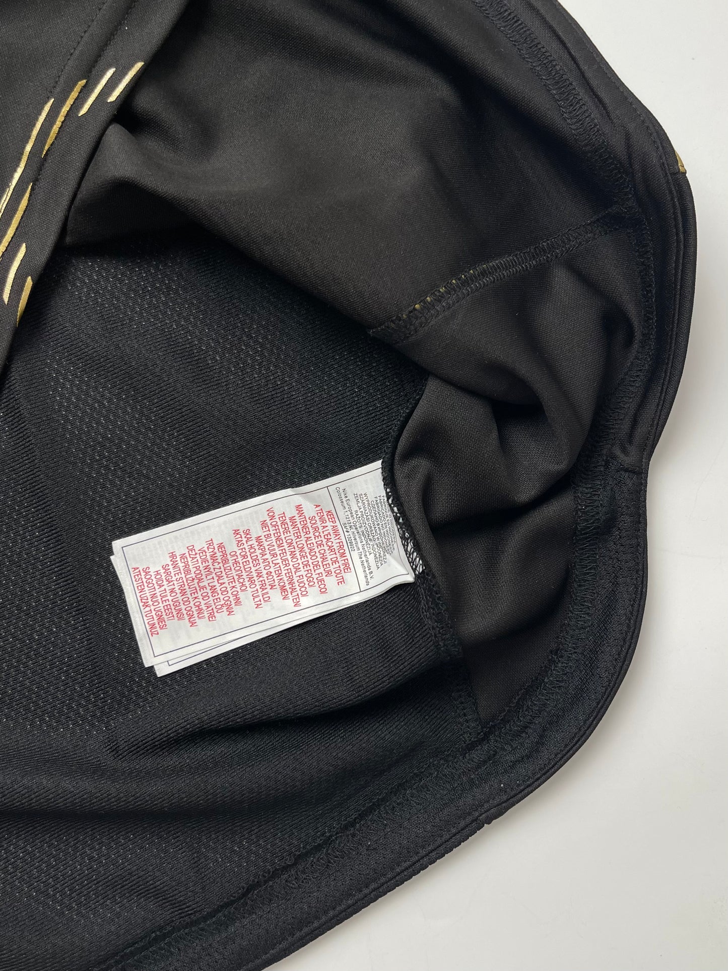 NIKE TN AIR 2000s BLACK AND GOLD VEIN T-SHIRT