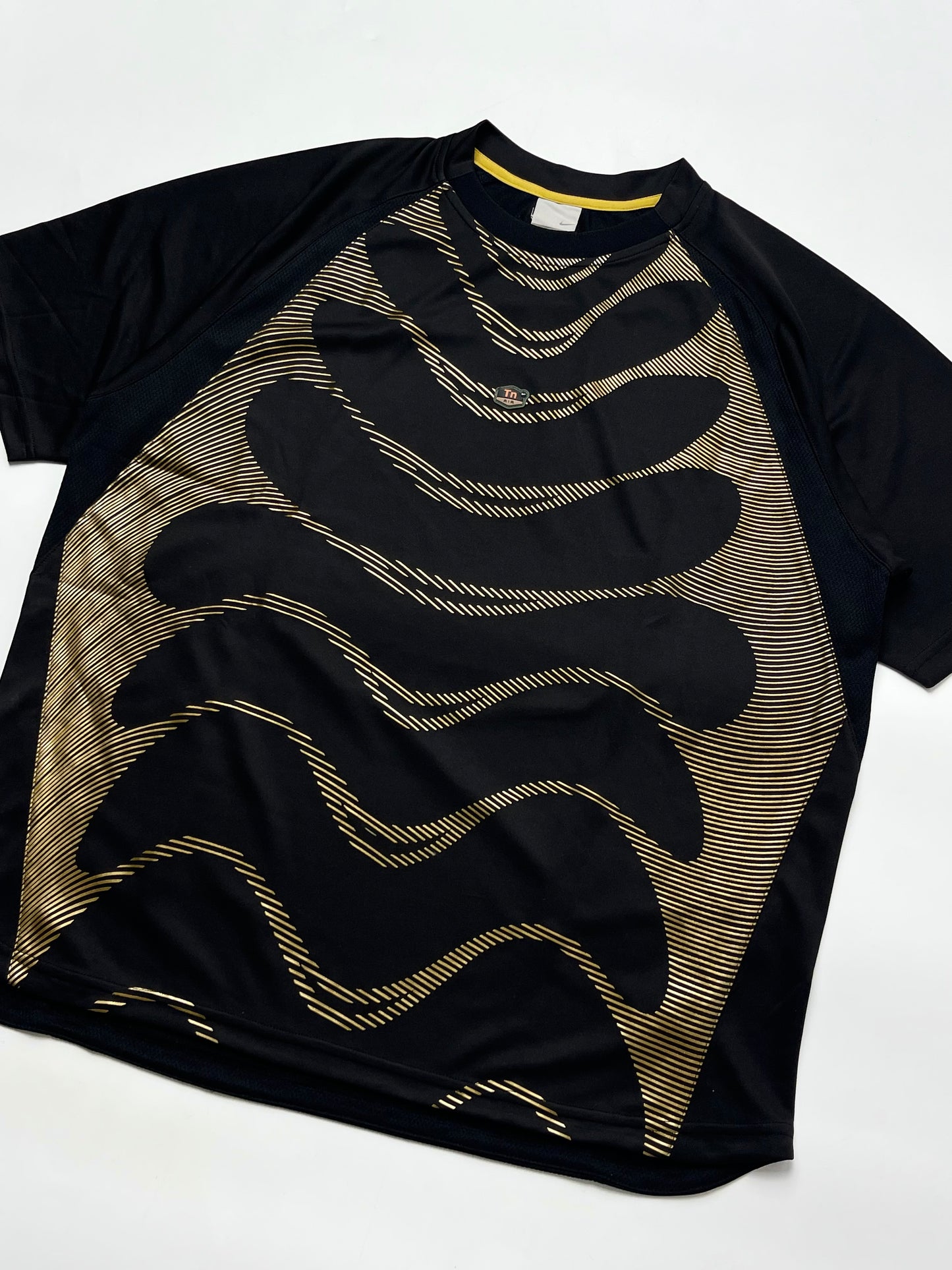 NIKE TN AIR 2000s BLACK AND GOLD VEIN T-SHIRT