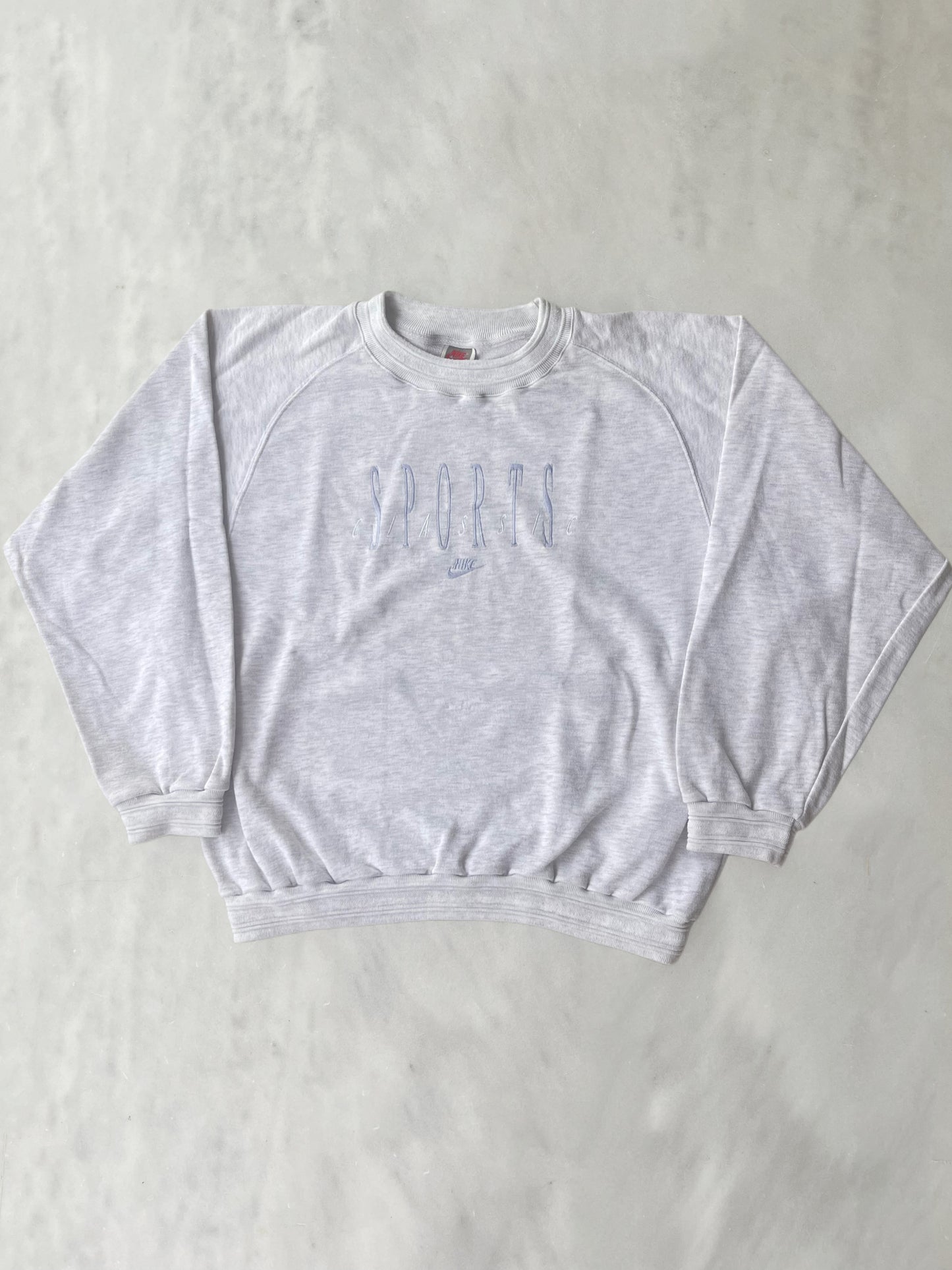 NIKE 1990s LIGHT GREY EMBROIDERED “SPORTS” VINTAGE CREWNECK SWEATSHIRT