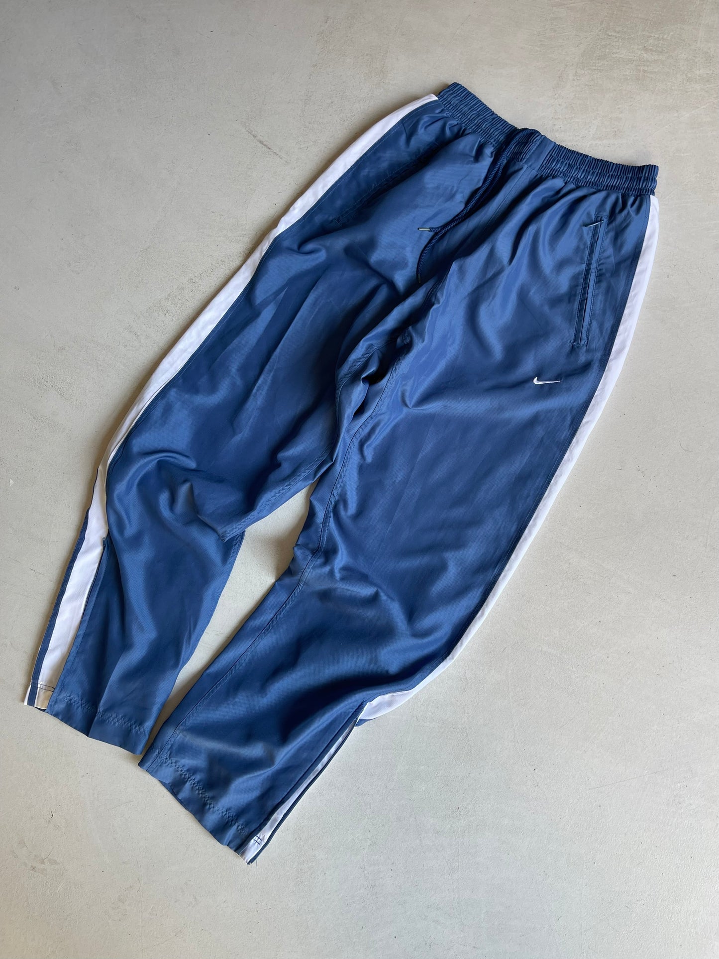 NIKE 00s LIGHT BLUE TRACKPANTS