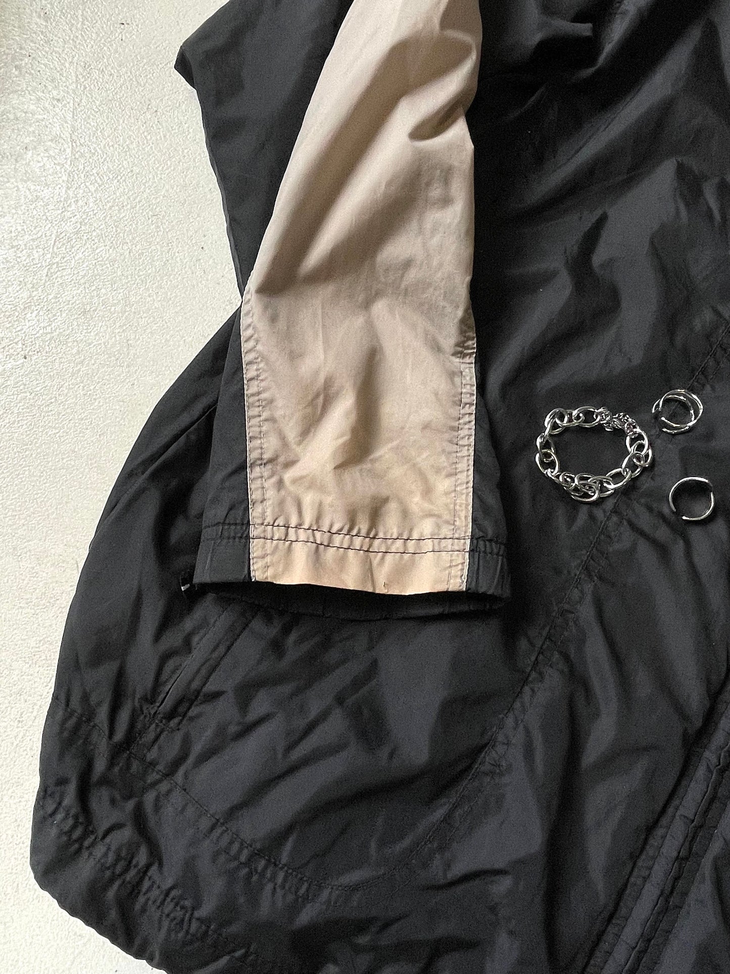 NIKE 00s RETRO BLACK WINDBREAKER (with beige/grey details)