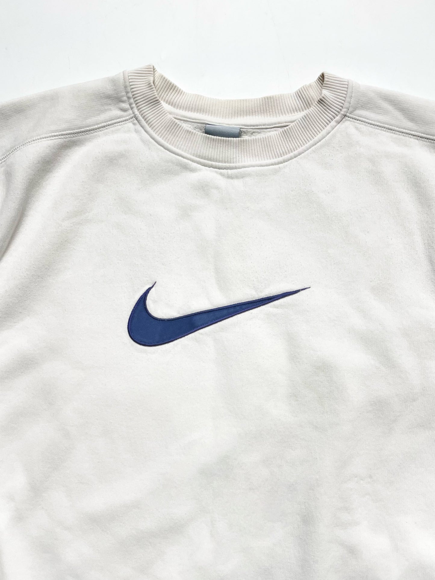 NIKE EARLY 2000s CENTER SWOOSH WHITE CREWNECK SWEATSHIRT